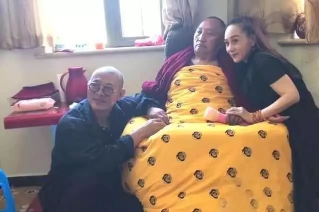 李連杰現身寺院,全寺老小出動接待獻哈達,57歲利智陪伴撞臉熱巴!
