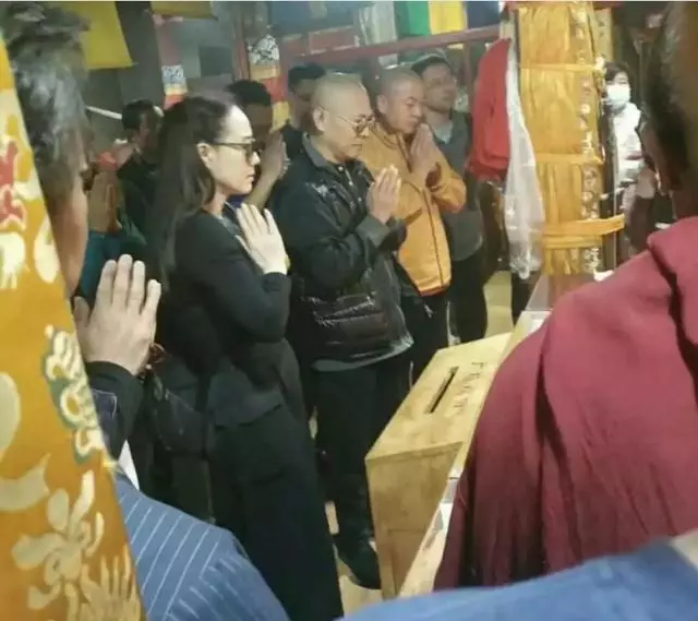 李連杰現身寺院,全寺老小出動接待獻哈達,57歲利智陪伴撞臉熱巴!