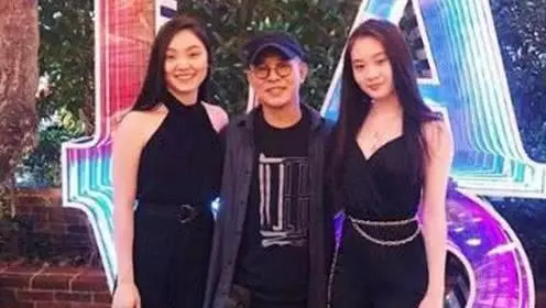 李連杰現身寺院,全寺老小出動接待獻哈達,57歲利智陪伴撞臉熱巴!