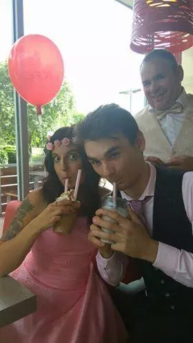 婚禮愛花大錢太傻!他們在肯德基辦2萬元婚禮「還比婚宴好吃」 剩下的錢過「貴族蜜月旅行」