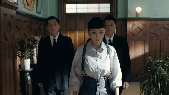 楊冪人瘦胸大!穿弔帶褲被擠到變形,傲人上圍包不住!