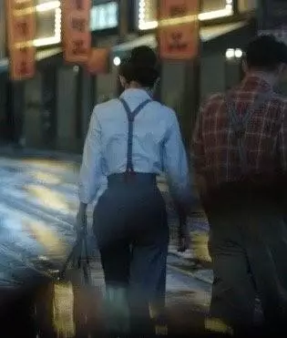 楊冪人瘦胸大!穿弔帶褲被擠到變形,傲人上圍包不住!