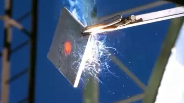 影》10000面鏡子產生的高溫有多可怕?瞬間3600度高溫,鋼板1秒就被穿透熔化