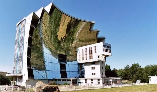 影》10000面鏡子產生的高溫有多可怕?瞬間3600度高溫,鋼板1秒就被穿透熔化