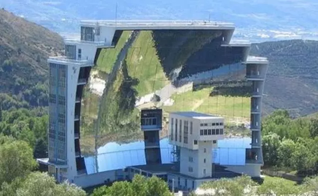 影》10000面鏡子產生的高溫有多可怕?瞬間3600度高溫,鋼板1秒就被穿透熔化