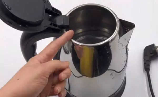 電水壺燒水,10個家庭9個錯,現在知道還來得及,對家人很重要