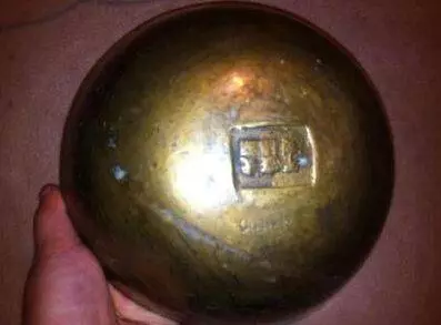 農村大爺耕地時挖出巨型金碗,本以為可以賣個好價錢,專家一句話卻讓他氣憤不已 !