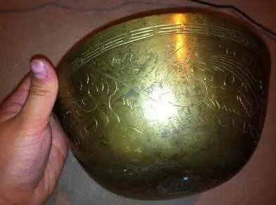 農村大爺耕地時挖出巨型金碗,本以為可以賣個好價錢,專家一句話卻讓他氣憤不已 !