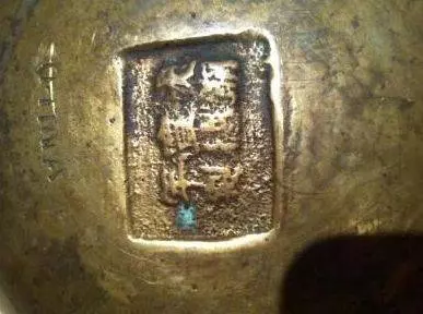 農村大爺耕地時挖出巨型金碗,本以為可以賣個好價錢,專家一句話卻讓他氣憤不已 !