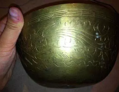 農村大爺耕地時挖出巨型金碗,本以為可以賣個好價錢,專家一句話卻讓他氣憤不已 !