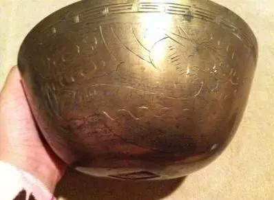 農村大爺耕地時挖出巨型金碗,本以為可以賣個好價錢,專家一句話卻讓他氣憤不已 !