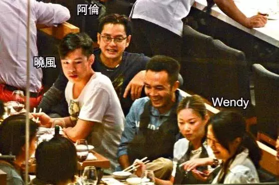 譚詠麟見「洋兒媳」樂開懷!22歲譚曉風帶金髮碧眼美女返港秀恩愛