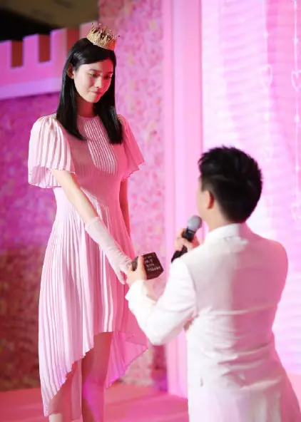 【何猷君歷年緋聞女友】24歲情史超豐富,原來他就是獨愛姐姐!網友:真的很會捏~