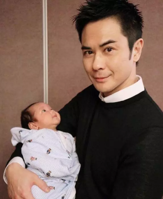 港姐陳凱琳產後首現身,碎花裙配麻花辮身材搶鏡,哪像28歲的辣媽!