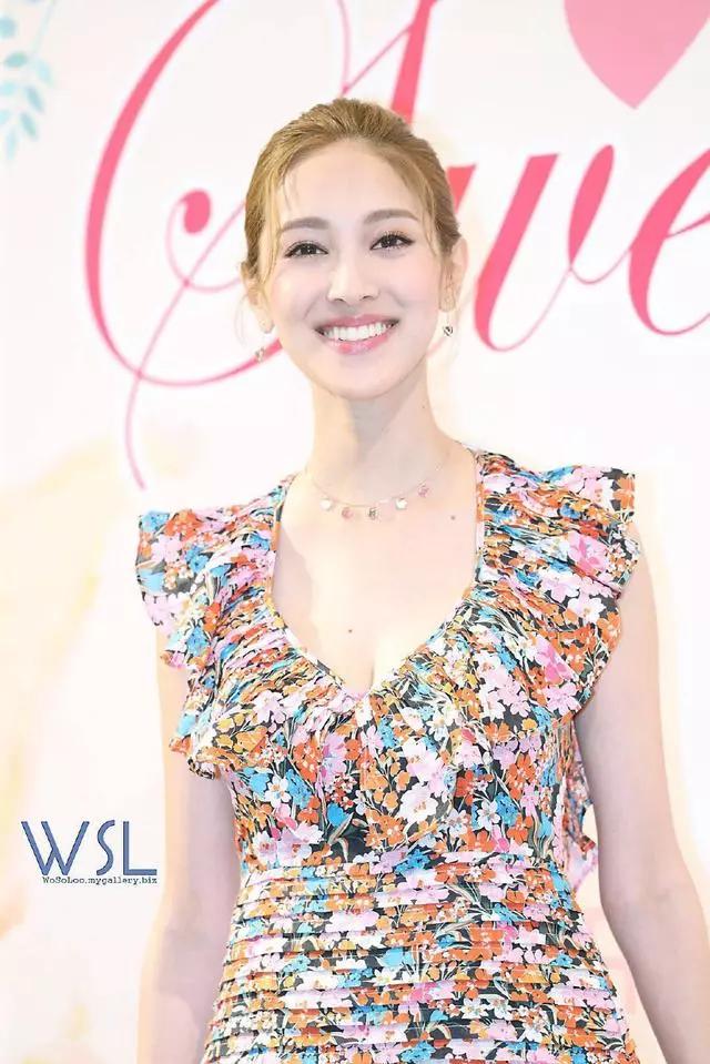 港姐陳凱琳產後首現身,碎花裙配麻花辮身材搶鏡,哪像28歲的辣媽!