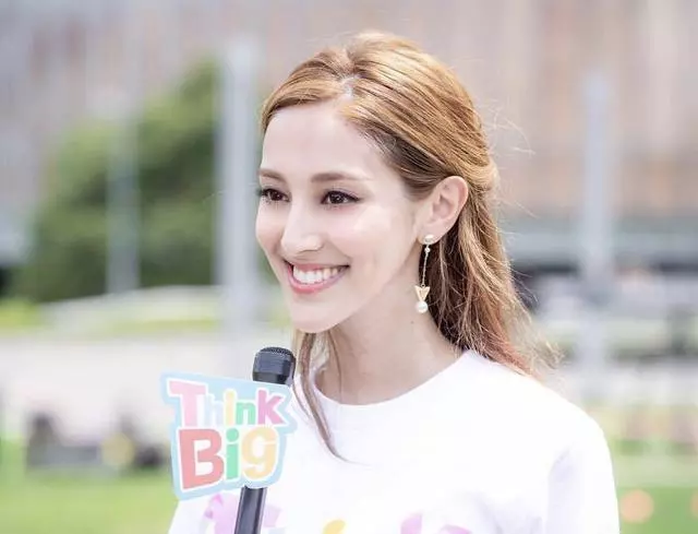 港姐陳凱琳產後首現身,碎花裙配麻花辮身材搶鏡,哪像28歲的辣媽!