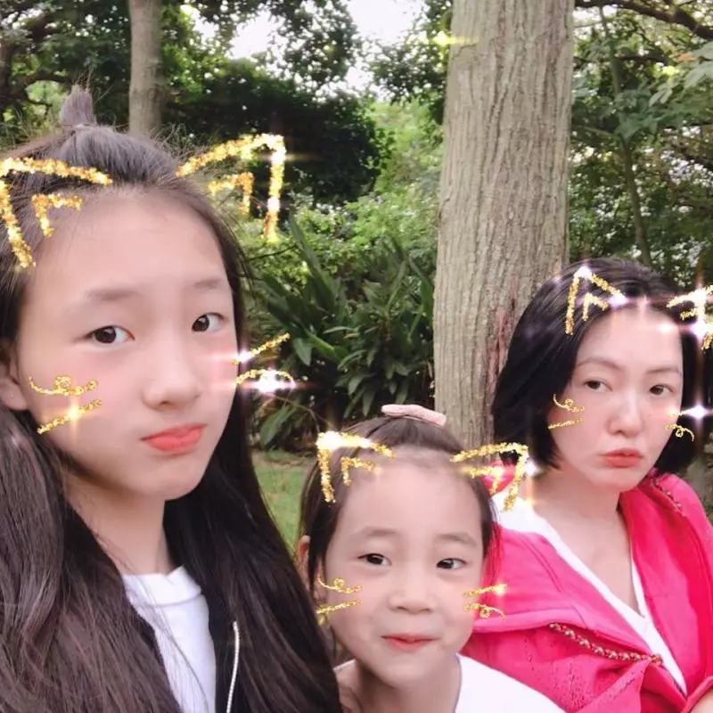 真的長大了!小S女兒以前被嘲長得丑,現在臉蛋『神複製』媽媽美貌!網:一模一樣~~~