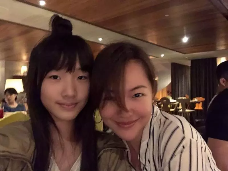 真的長大了!小S女兒以前被嘲長得丑,現在臉蛋『神複製』媽媽美貌!網:一模一樣~~~