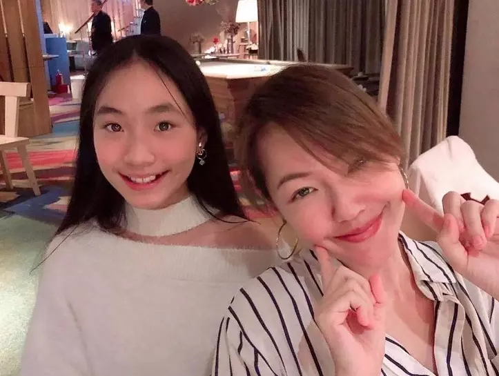 真的長大了!小S女兒以前被嘲長得丑,現在臉蛋『神複製』媽媽美貌!網:一模一樣~~~