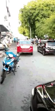 《嚇到了》驚險萬分! 警匪當街追逐 匪車撞傷多人 |