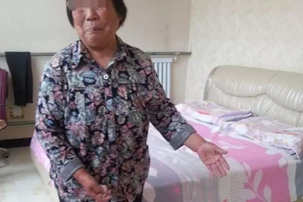 妹妹不借錢給哥哥,哥哥一氣之下就把爸媽送到了妹妹家,想不到十年後妹妹因此發了大財!