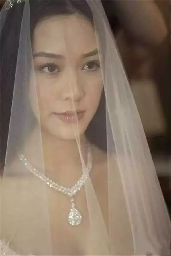 36歲千億媳婦被寵成女神:老公愛、公公疼,8年生4胎,真的是嫁給了愛情