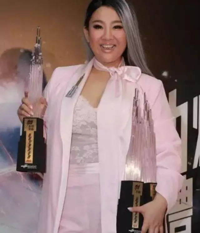 同是繼承上億遺產,鄭欣宜變爭氣女,而她無心唱歌還整成了網紅臉