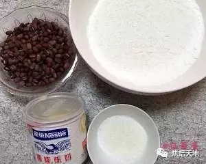 紅豆糕 軟糯的口感,輕輕地咬一口,很Q很好吃!
