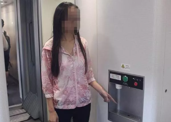 熱水被前座女放倒椅子打翻 灑濕裙子, 女子直接裝熱水倒進女子衣領,造成對方二度燙傷‼