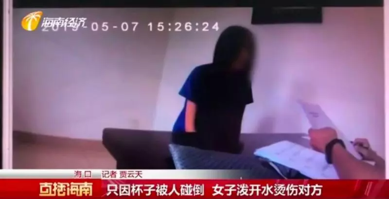 熱水被前座女放倒椅子打翻 灑濕裙子, 女子直接裝熱水倒進女子衣領,造成對方二度燙傷‼