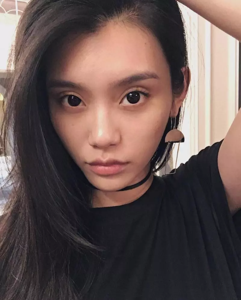這對比徹底不想在模特界混了?! 奚夢瑤「獨特」舊照曝光!網民:人猿變網紅臉!