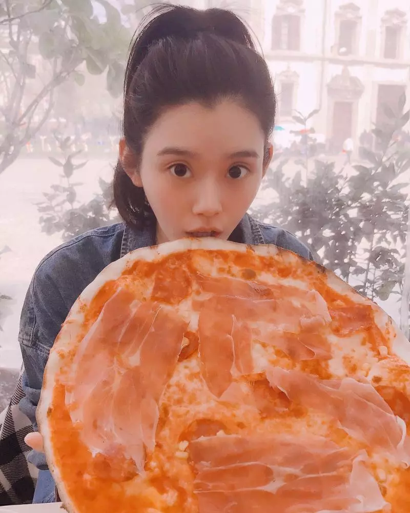 這對比徹底不想在模特界混了?! 奚夢瑤「獨特」舊照曝光!網民:人猿變網紅臉!
