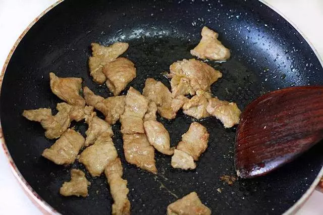炒肉時,別急著下鍋!做好這一步,肉片鮮嫩不粘鍋
