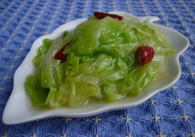 手撕捲心菜,簡單幾步就出鍋,成本2塊錢,經濟又實惠!