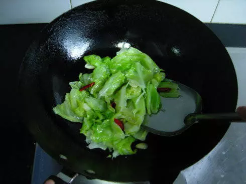 手撕捲心菜,簡單幾步就出鍋,成本2塊錢,經濟又實惠!