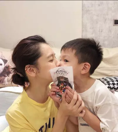 【女兒好正~】徐若瑄Po和繼女合照, 沒血緣的三人『怎麼看都像親生』驚艷到網友!