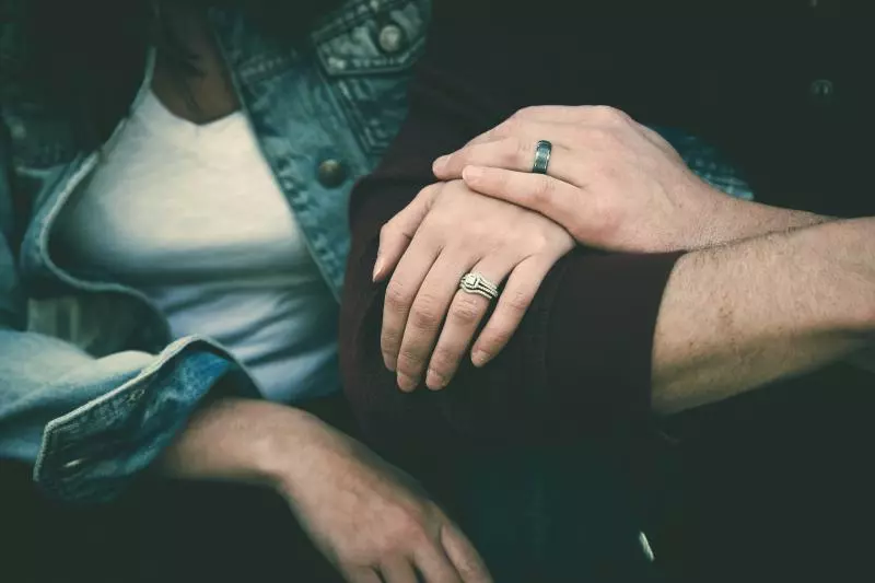 男生就喜歡天然呆? 研究證實「娶聰明老婆」才算人生贏家:防腦退化、更長壽
