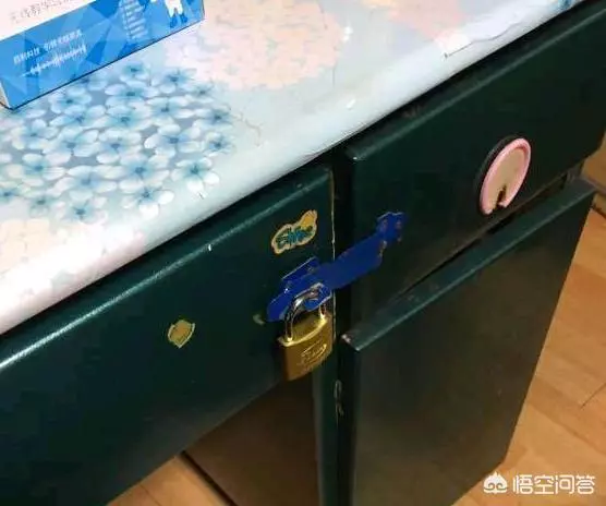 盤點設計師自以為聰明的「蠢到爆設計」!讓人崩潰「插座陷阱」...你一定也試過