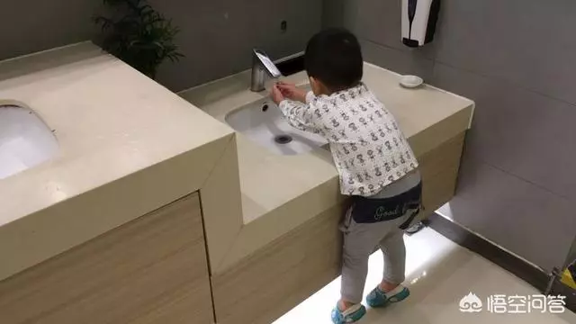 盤點設計師自以為聰明的「蠢到爆設計」!讓人崩潰「插座陷阱」...你一定也試過