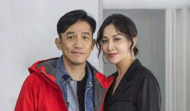 54歲劉嘉玲晨跑,素顏蒼老盡顯,遇鏡頭連忙躲避:自然老去不刻意,也是一種美