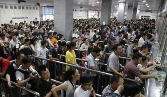 火車站騙子新式騙局,10個人8個會中招,遇到了難躲開,抓緊看看