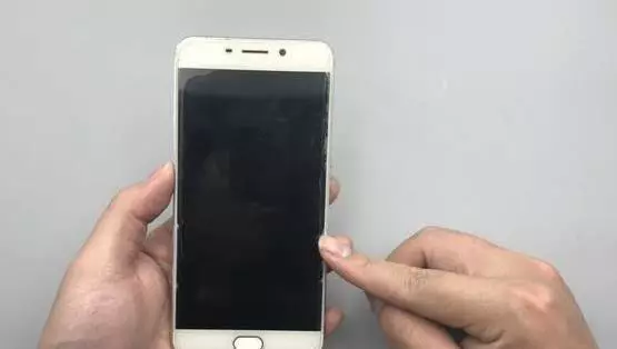 火車站騙子新式騙局,10個人8個會中招,遇到了難躲開,抓緊看看