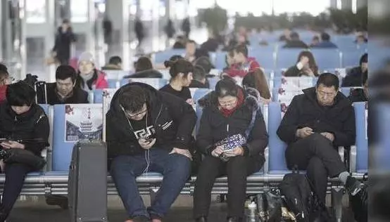 火車站騙子新式騙局,10個人8個會中招,遇到了難躲開,抓緊看看