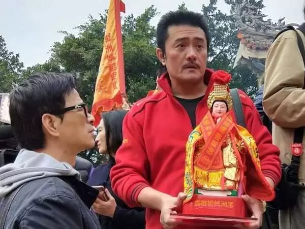 他是台灣知名藝人,沒想到如今竟患上「雙手萎縮」,連碗都拿不好,全因年輕時犯下的「這件事」!