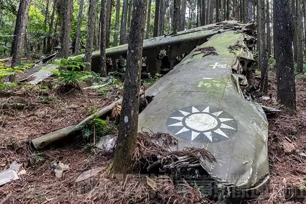 「我來看你了…」少校墜機沉睡深山40年 ,妻女淚崩首招魂!