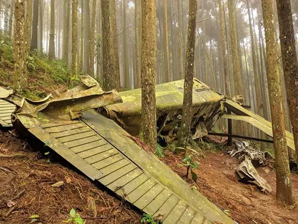 「我來看你了…」少校墜機沉睡深山40年 ,妻女淚崩首招魂!