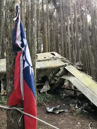 「我來看你了…」少校墜機沉睡深山40年 ,妻女淚崩首招魂!