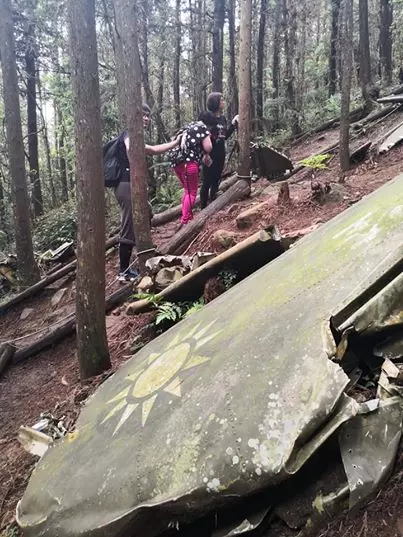 「我來看你了…」少校墜機沉睡深山40年 ,妻女淚崩首招魂!