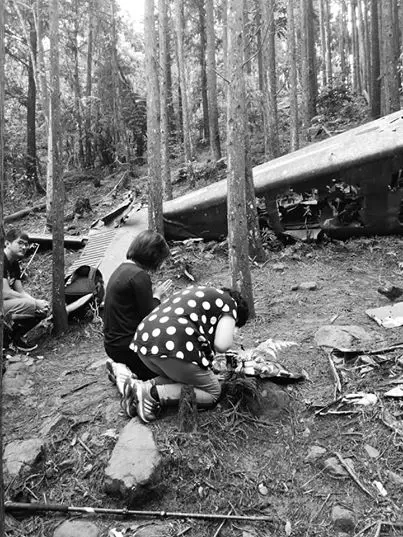 「我來看你了…」少校墜機沉睡深山40年 ,妻女淚崩首招魂!