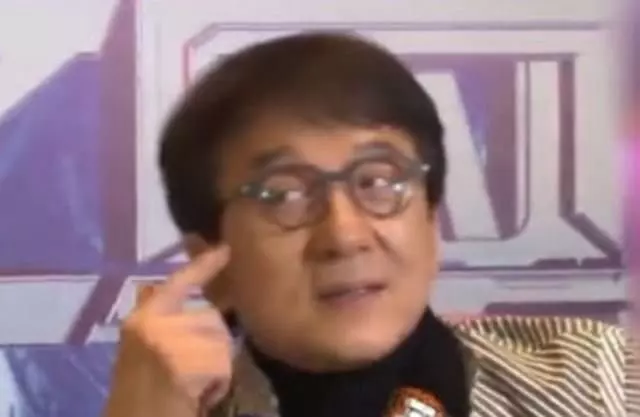 成龍:當年50個人砍我,只有他敢留下救我!我這輩子任由他欺負!